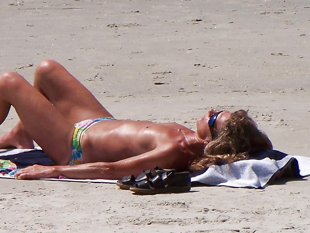 25P Topless beach in Britanny