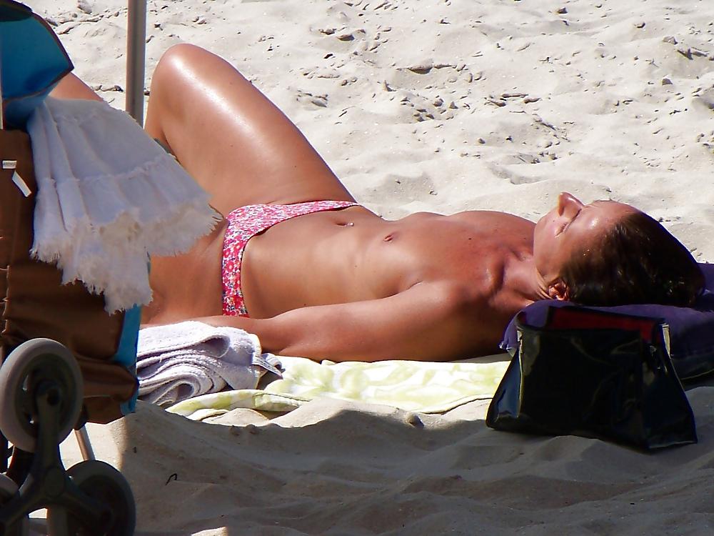 25P Topless beach in Britanny