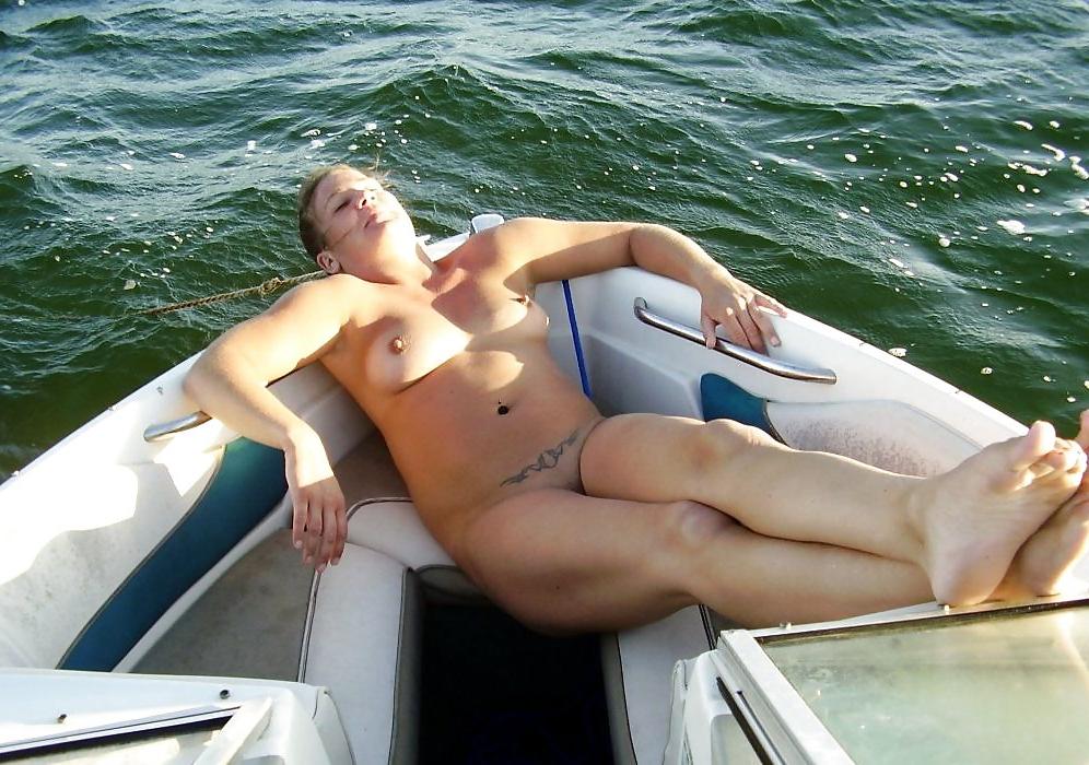 25P NUDE AT THE BEACH