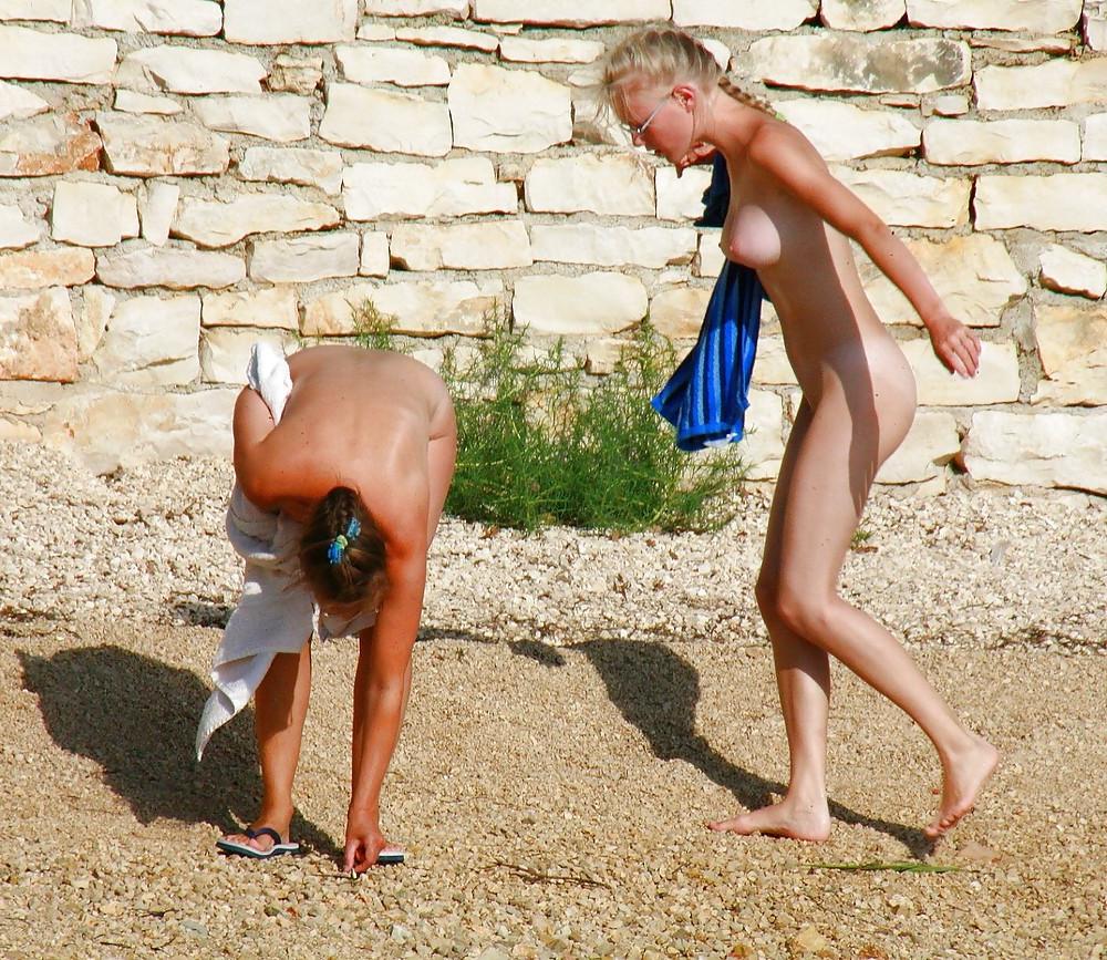 25P MOTHER & DAUGHTER's friend ON THE BEACH