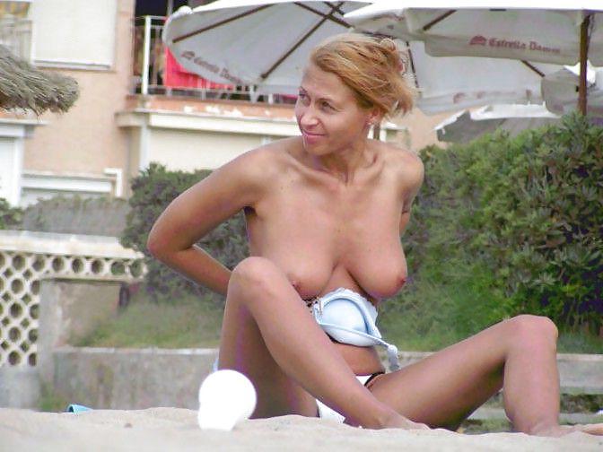 25P Schöne Titten am Strand von Voyeur TROC gefangen