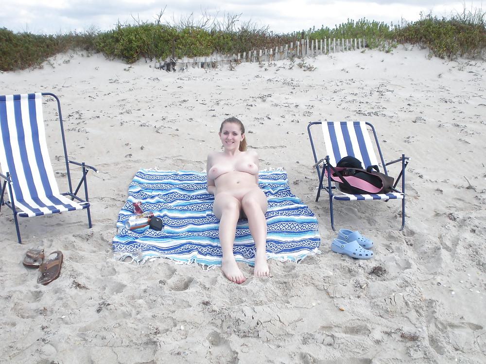 25P Beach changing, masturbating and other voyeur photos