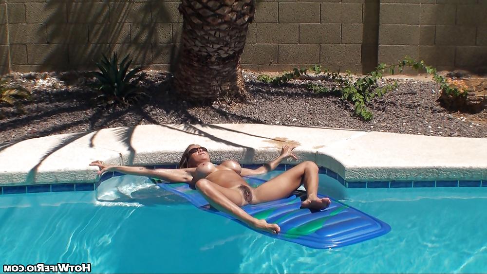 25P Hairy Milf Outdoor