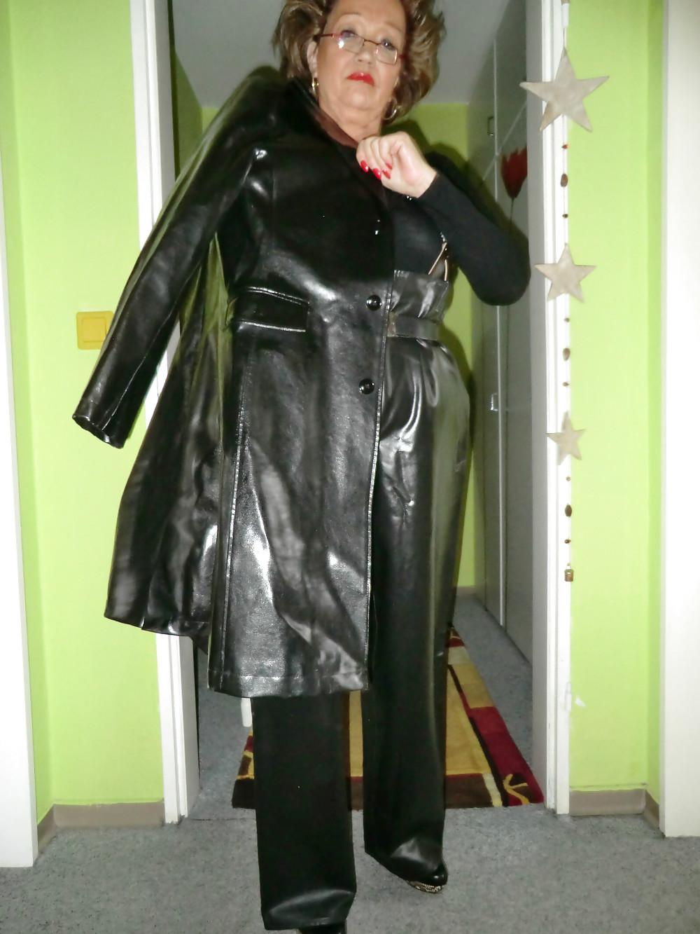9P Sexy mature queen in leather coat