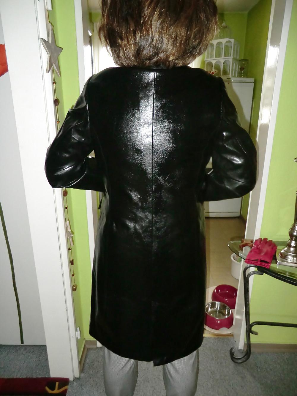 9P Sexy mature queen in leather coat