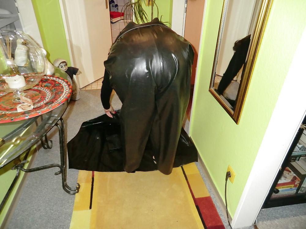 9P Sexy mature queen in leather coat