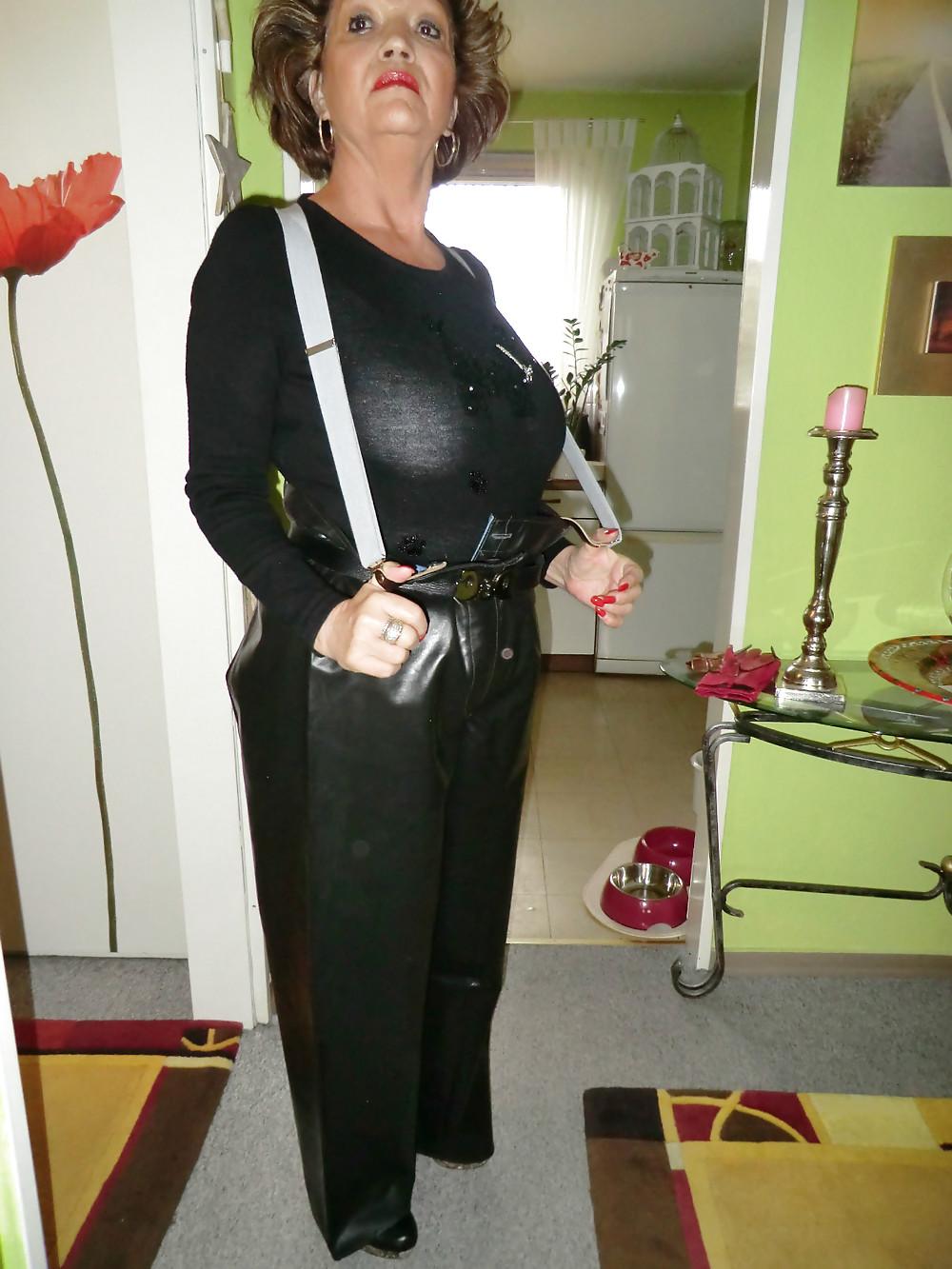 9P Sexy mature queen in leather coat