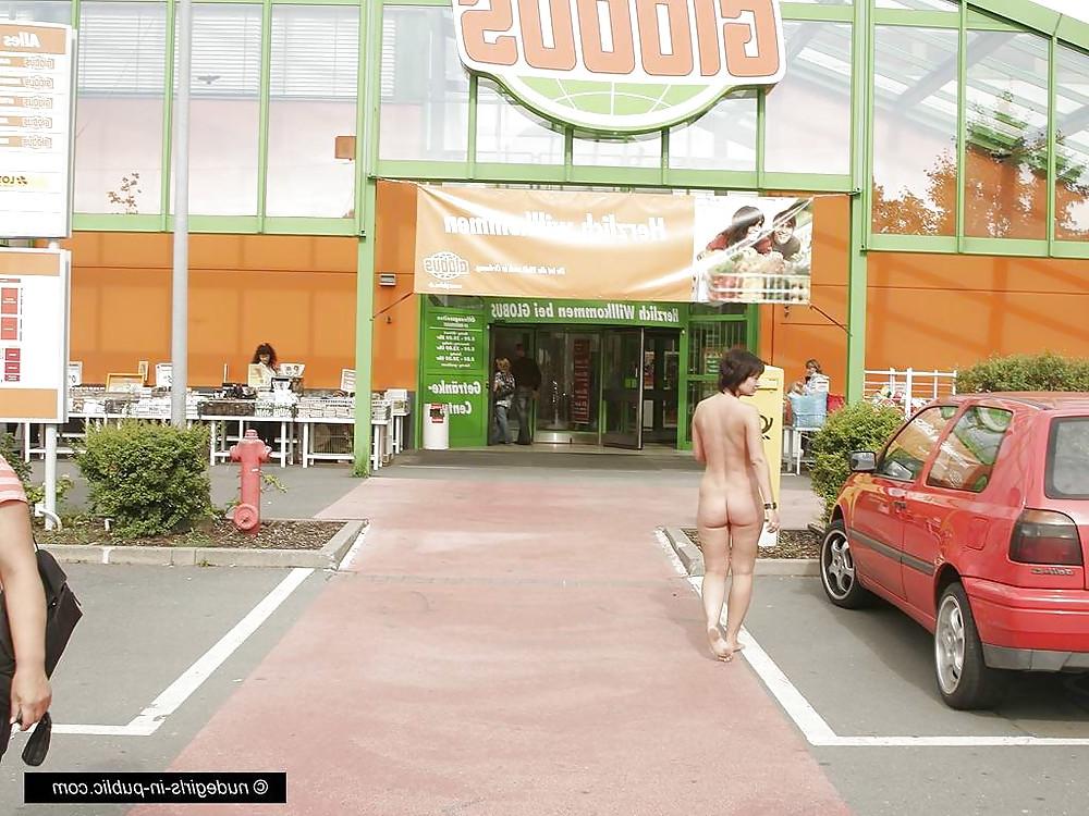 25P Public Nude Girls 12