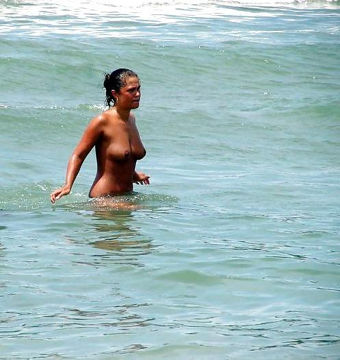 25P NUDE AT THE BEACH