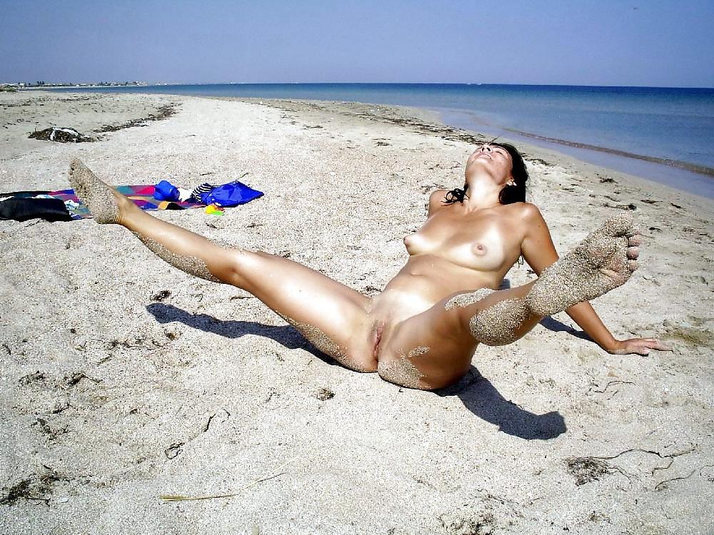 25P NUDE AT THE BEACH