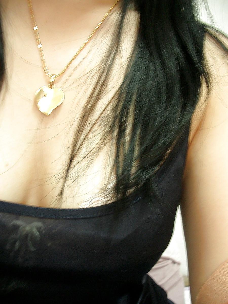 25P Chinese woman takes self pics