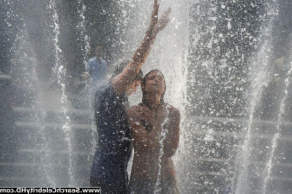 25P Katie Holmes Wet T-Shirt And See-Through Pokies