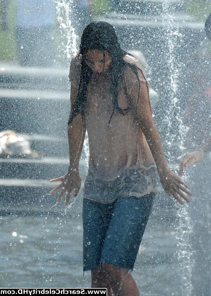 25P Katie Holmes Wet T-Shirt And See-Through Pokies