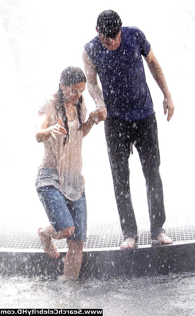 25P Katie Holmes Wet T-Shirt And See-Through Pokies