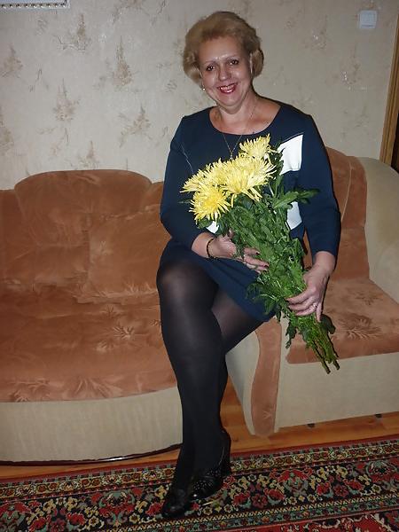 25P Russian mature woman with sexy legs!