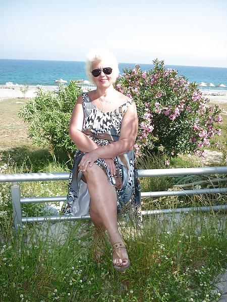 25P Russian mature woman with sexy legs!