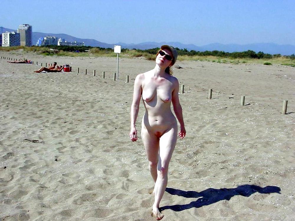 25P NUDE AT THE BEACH