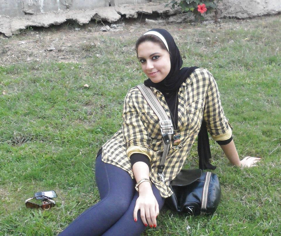 17P Arab Hijab Woman