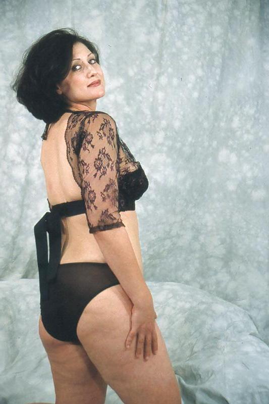 15P Mature woman Showing theBbeautiful Curves - Jotha Hele