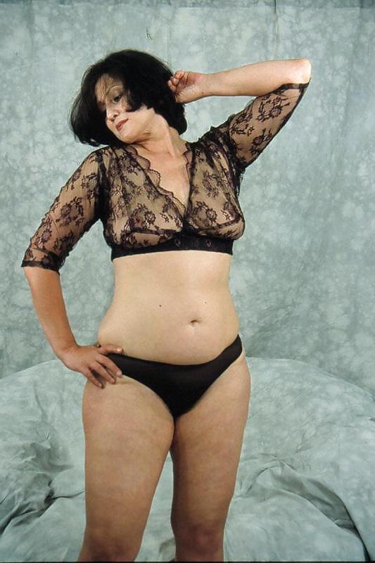 15P Mature woman Showing theBbeautiful Curves - Jotha Hele