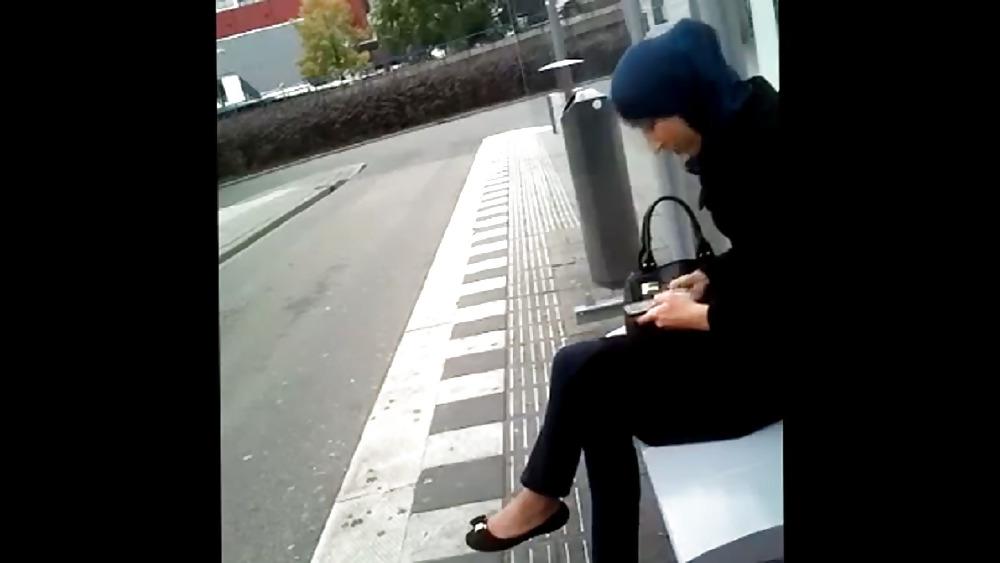 25P Bulge flash Arab girl
