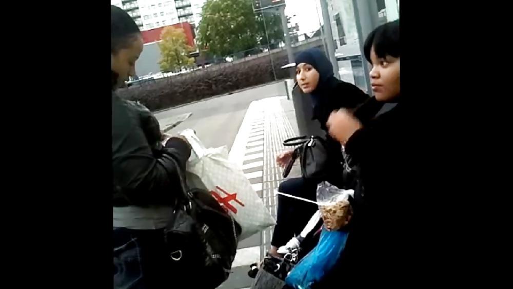 25P Bulge flash Arab girl