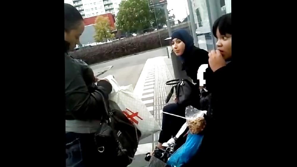 25P Bulge flash Arab girl
