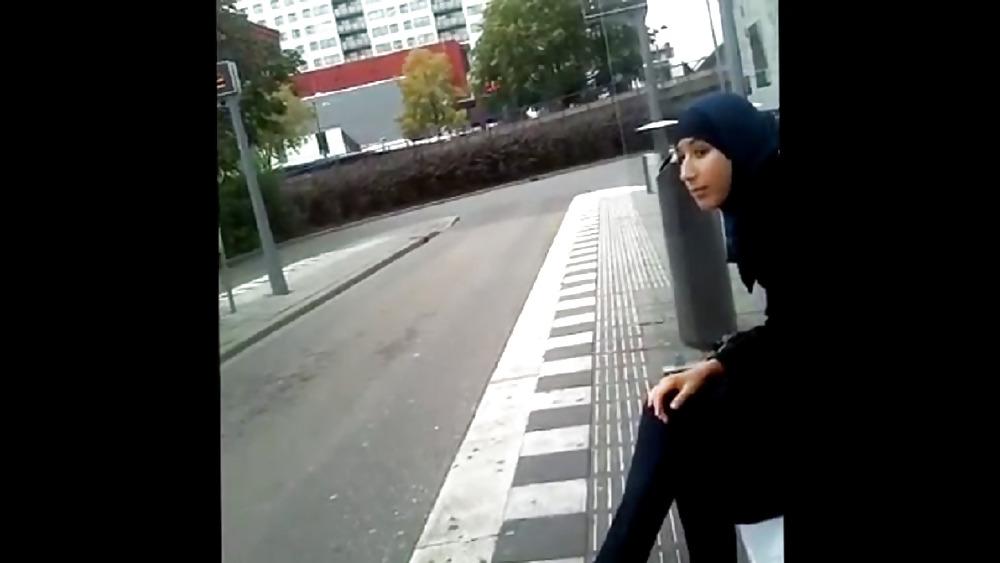 25P Bulge flash Arab girl