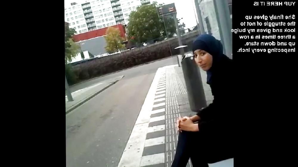 25P Bulge flash Arab girl
