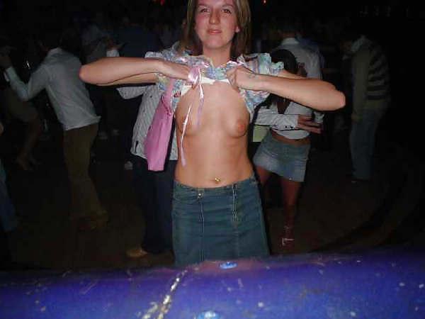 25P Amateur boob flash collection
