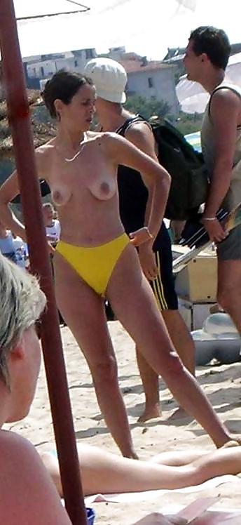 25P NUDE AT THE BEACH