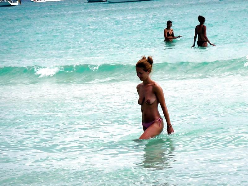25P NUDE AT THE BEACH
