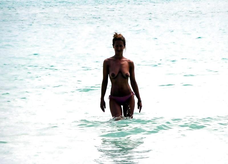 25P NUDE AT THE BEACH