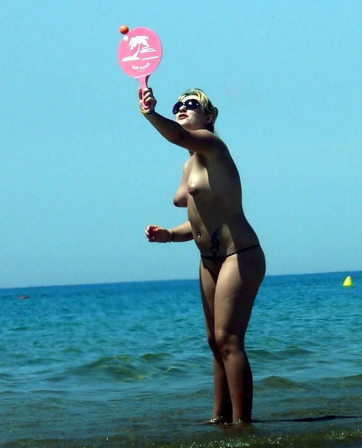 25P NUDE AT THE BEACH