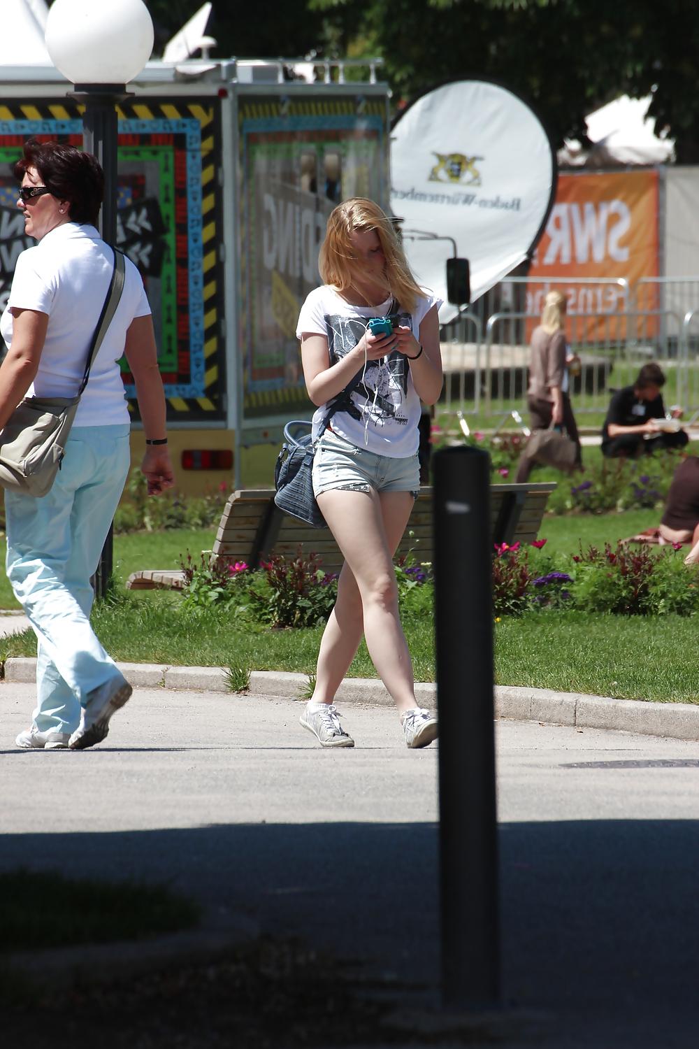 16P Sexy girl in short pants