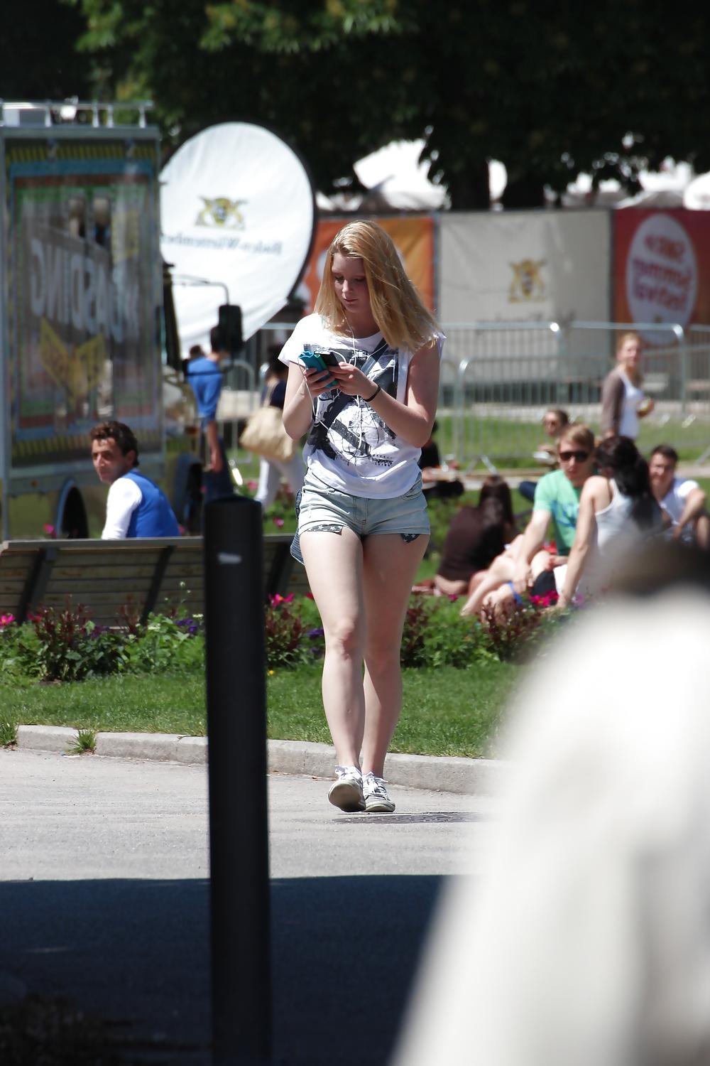 16P Sexy girl in short pants