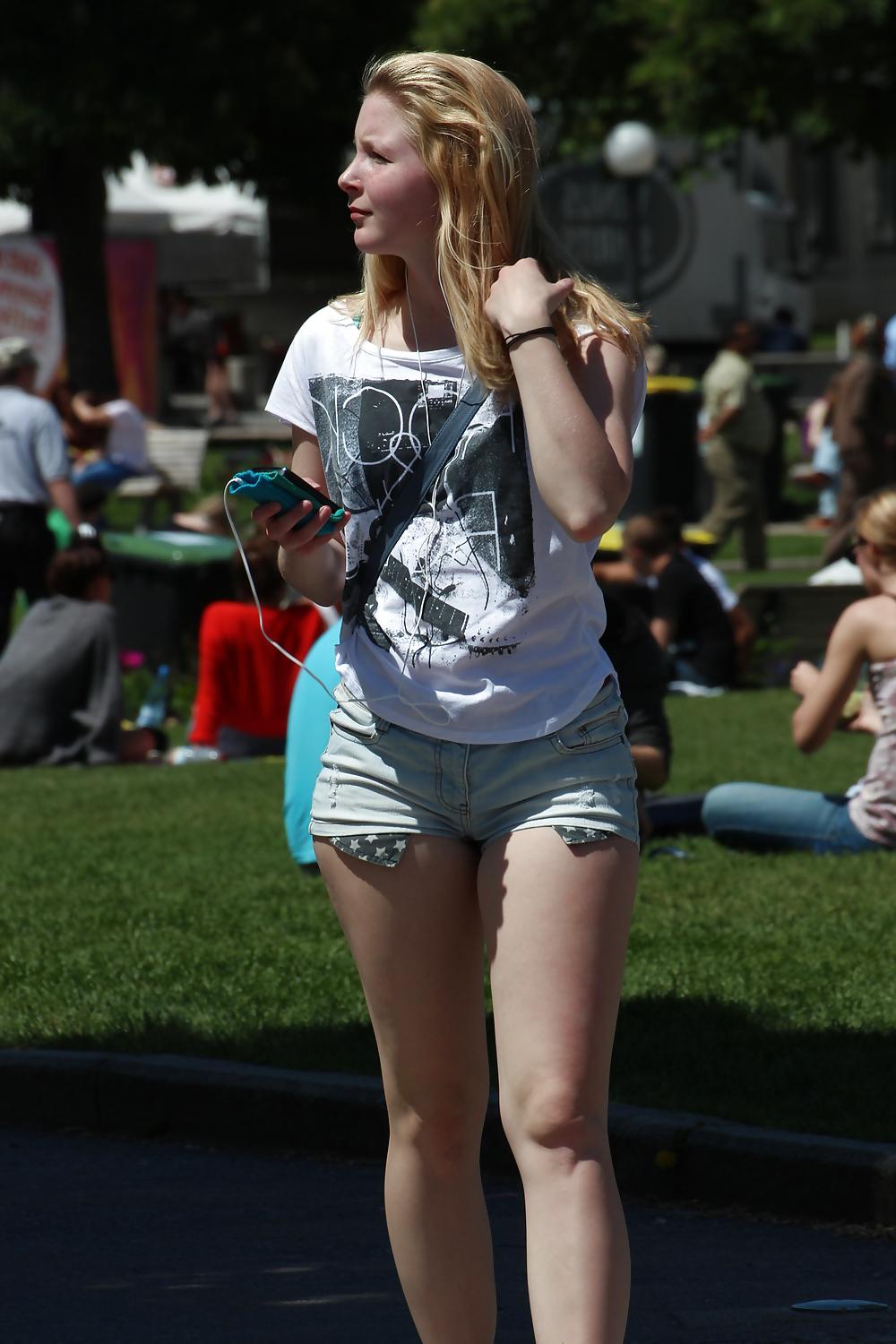 16P Sexy girl in short pants