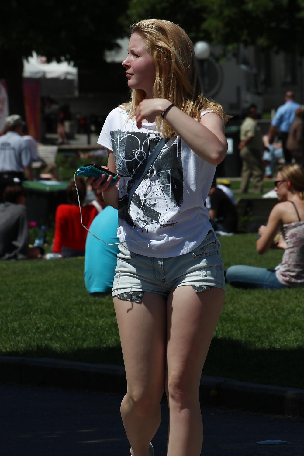 16P Sexy girl in short pants