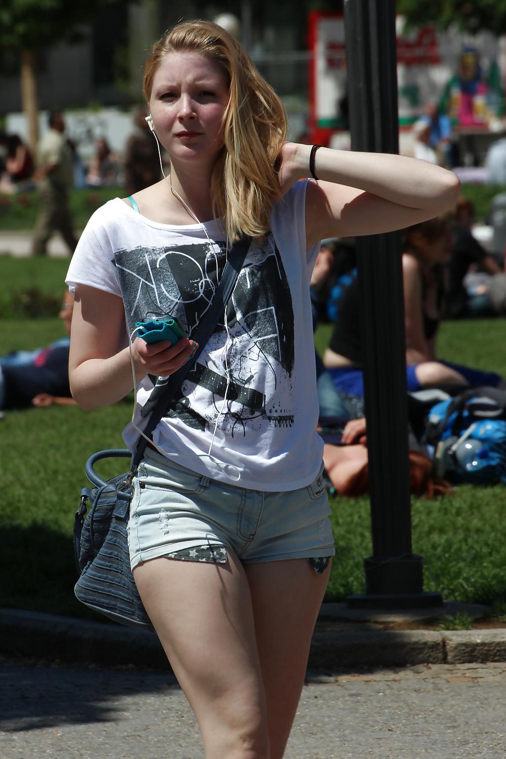 16P Sexy girl in short pants