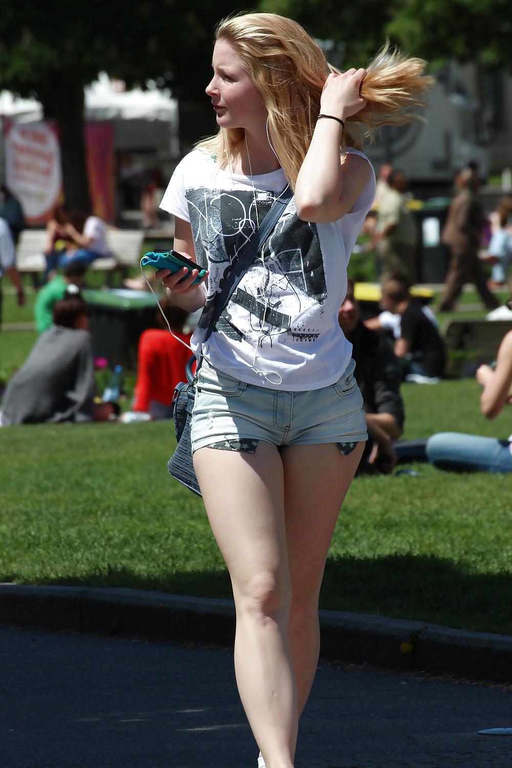 16P Sexy girl in short pants