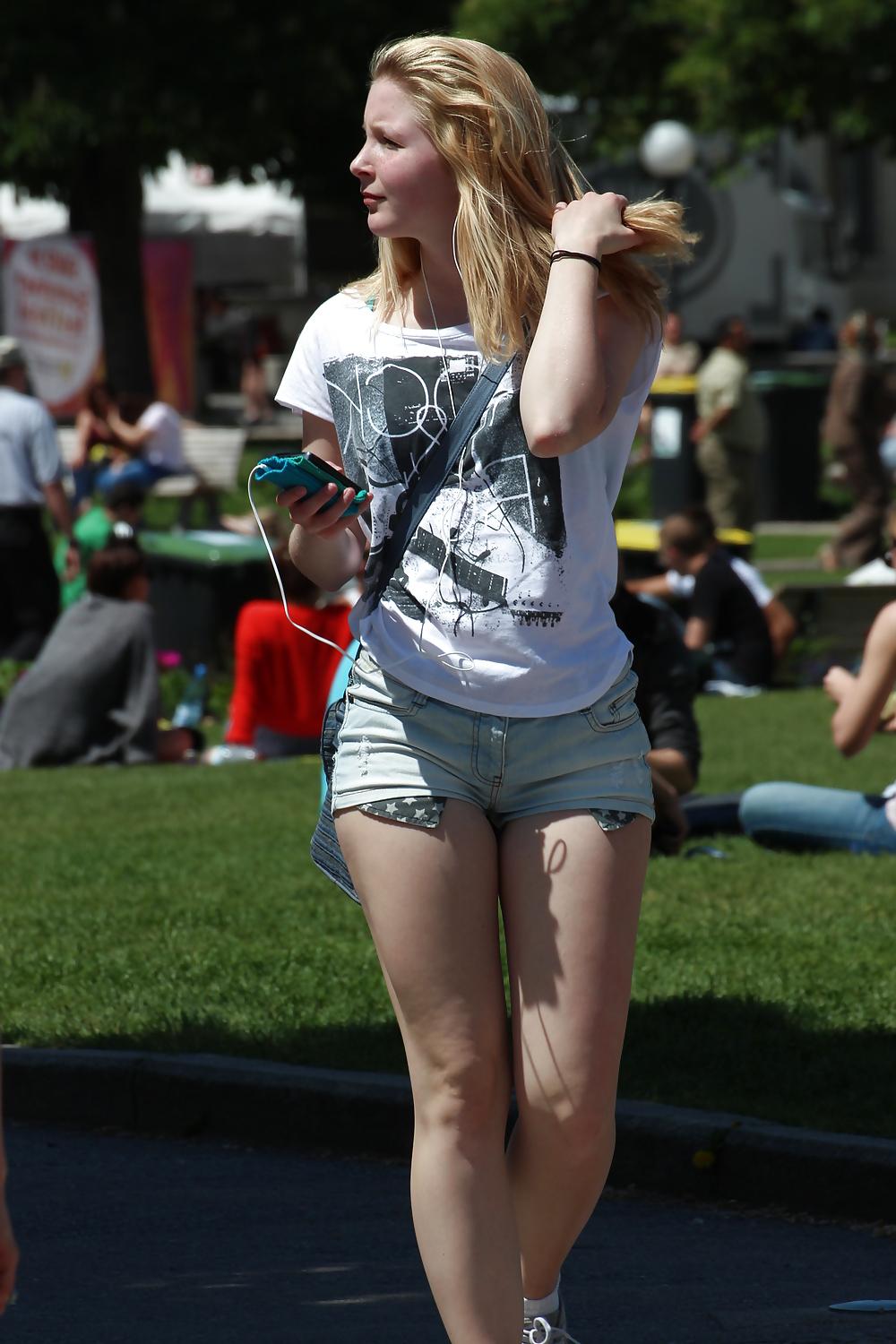 16P Sexy girl in short pants