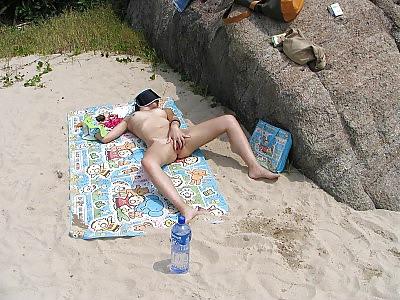 25P Hong Kong Gal Naughty Bikini Pictures At Local Beaches