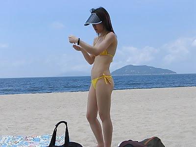 25P Hong Kong Gal Naughty Bikini Pictures At Local Beaches