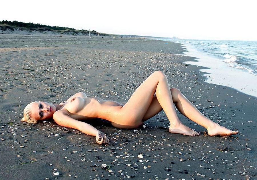 25P NUDE AT THE BEACH
