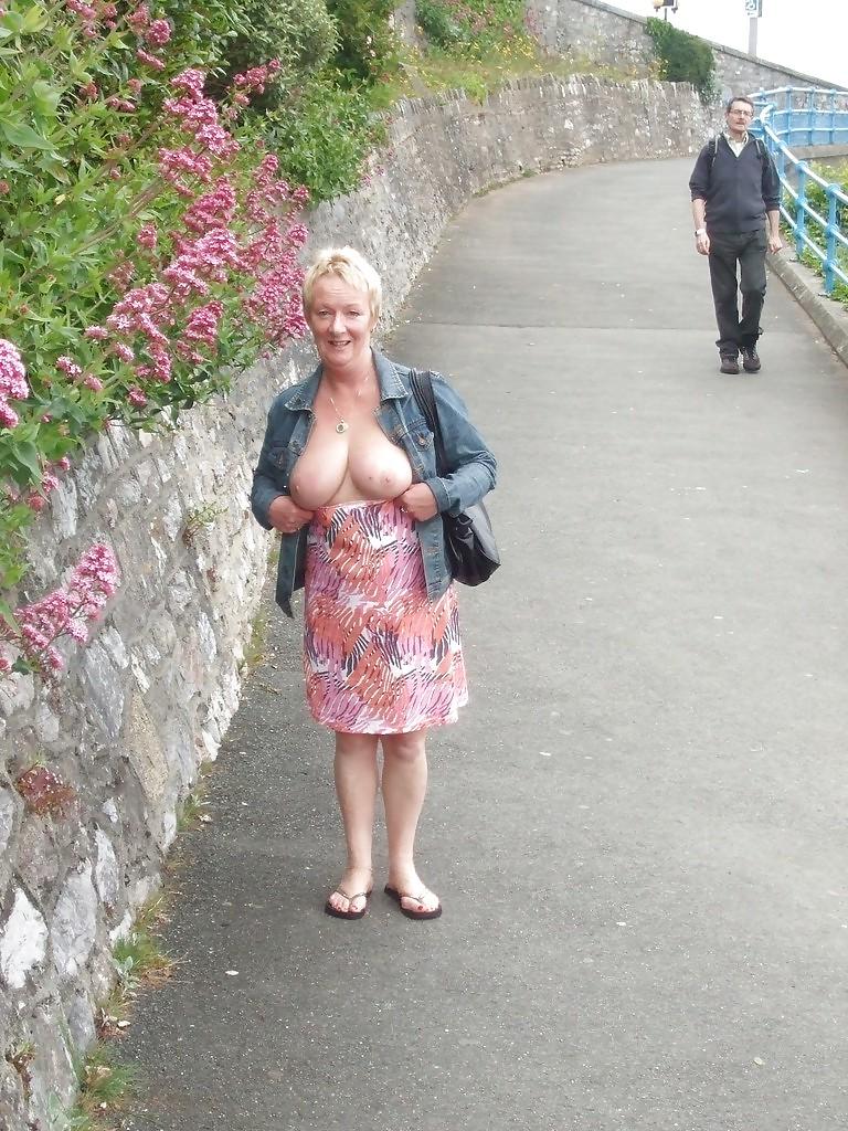 15P Flashing Females 27
