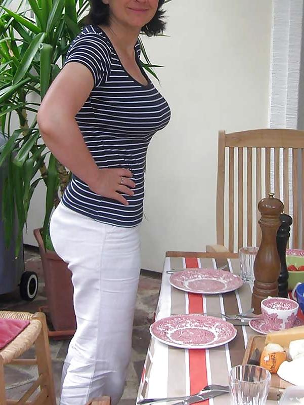 25P Sexy milfs in white pants