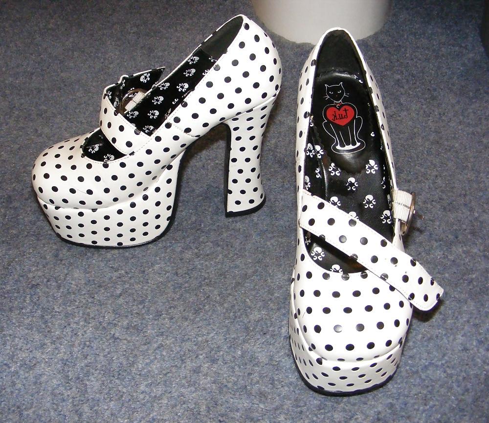 25P Slutty secretary in polka dot platforms