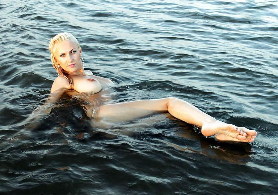 25P NUDE AT THE BEACH