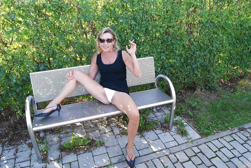 8P Hot mommy flashing outdoor