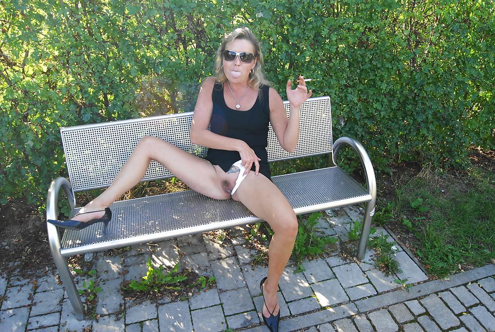 8P Hot mommy flashing outdoor